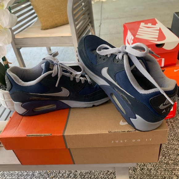 Woman’s Nike air max size 5Y - Picture 1 of 4